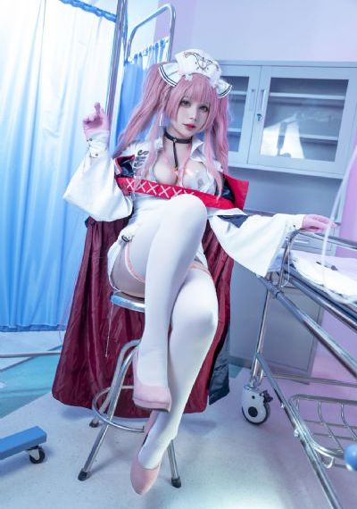 小受夹腿憋尿时被攻按小腹